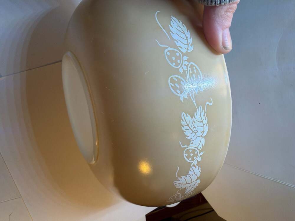 Pyrex 024 Vintage 2-Quart Round Casserole Serving Dish with Strawberry Vine Patt - Picture 7 of 9